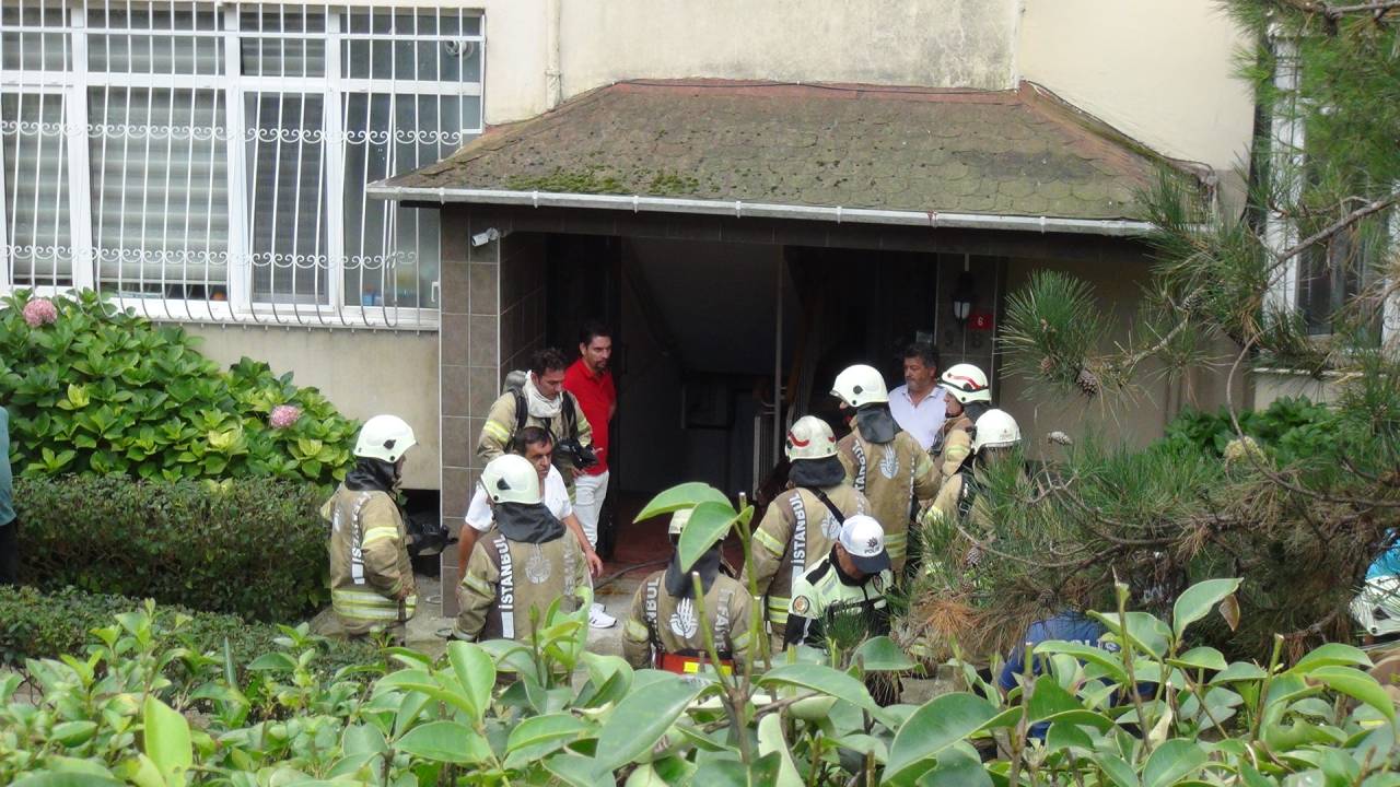 Beşiktaş'ta Apartmandan Çıkan Yangında İki Kardeşi Komşuları Kurtardı