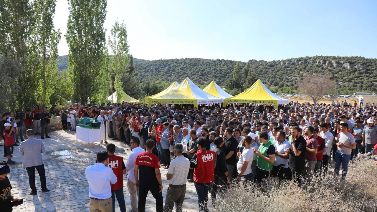 Togo'daki Kazada Ölen İhh Gönüllüsü Çerezoğlu, Toprağa Verildi