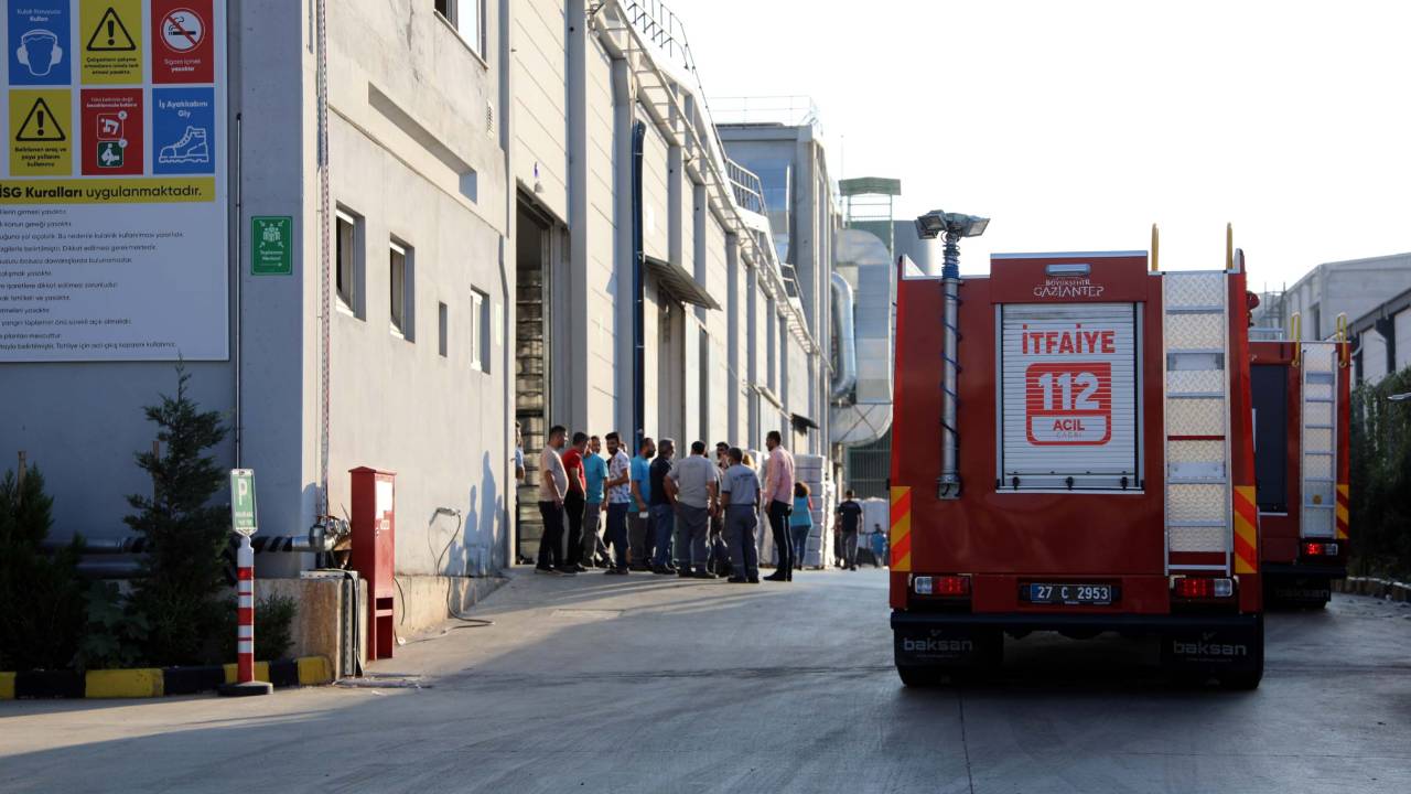 Gaziantep'te Pamuk Fabrikasında Yangın; 1 İtfaiyeci Yaşamını Yitirdi, 9 Yaralı