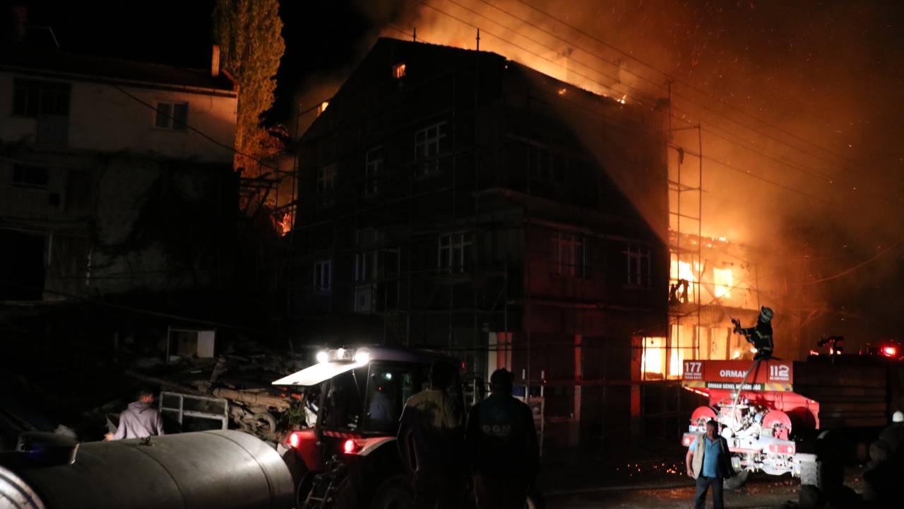 Afyonkarahisar'da 3 Ev Yangında Kullanılamaz Hale Geldi