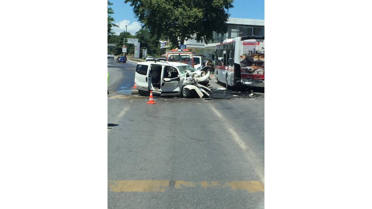 Hafif Ticari Araç, Otobüse Arkadan Çarptı: 2 Ölü, 3 Yaralı