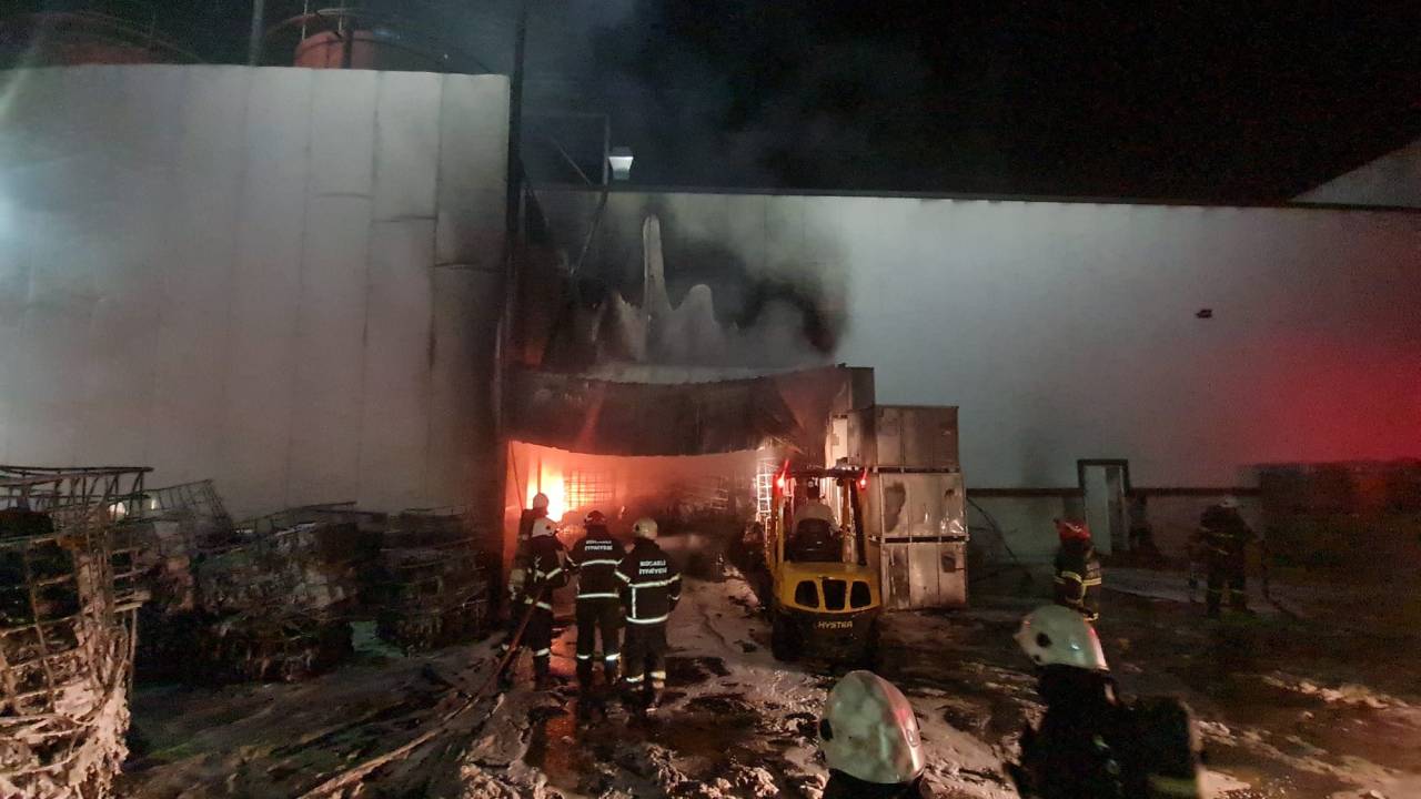 Kocaeli'de Madeni Yağ Fabrikasında Yangın