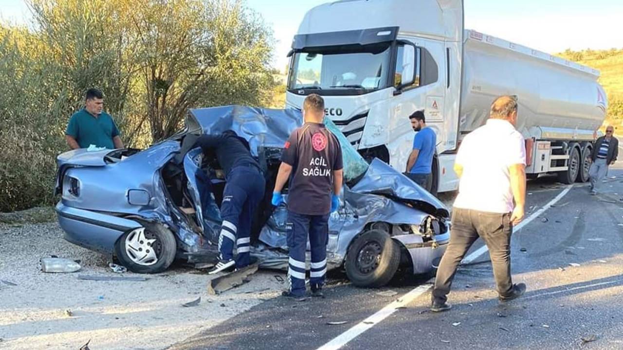 Antalya'da Otomobil İle Tır, Kafa Kafaya Çarpıştı: 4 Ölü, 1 Yaralı
