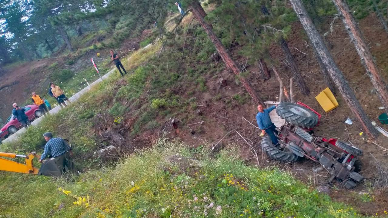 Tosya'da Traktör Şarampole Yuvarlandı: 10 Yaralı