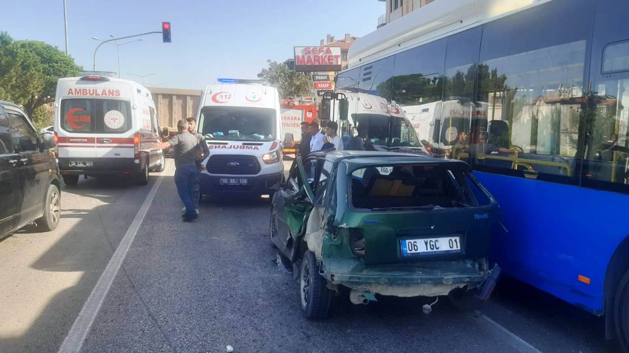 Otomobil, Kamyon Ve Otobüs Arasında Sıkıştı: 2 Yaralı