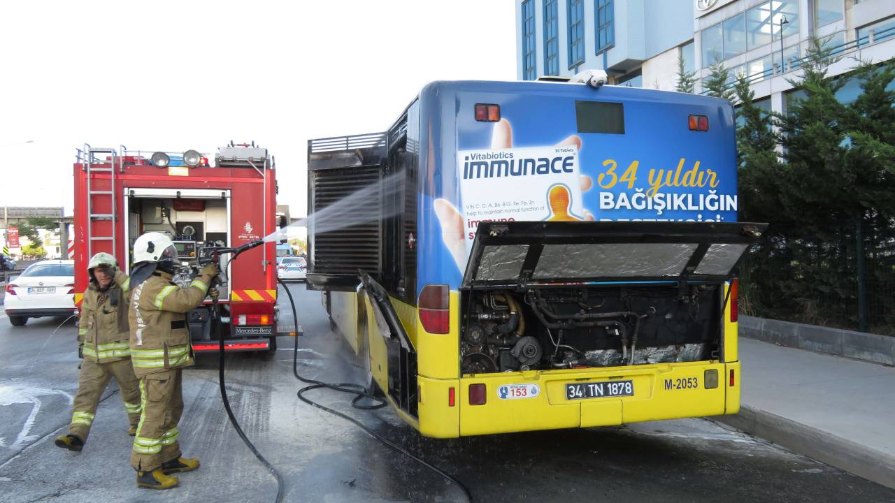 Kadıköy'de İett Otobüsünde Korkutan Yangın