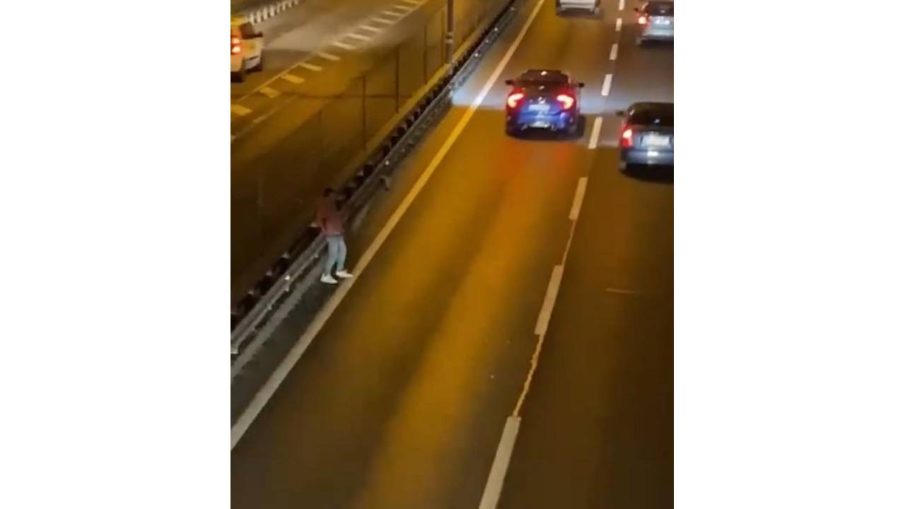 D-100'de Kaza Kamerada: Akan Trafikte Yolun Karşısına Geçmeye Çalışırken Otomobil Çarptı