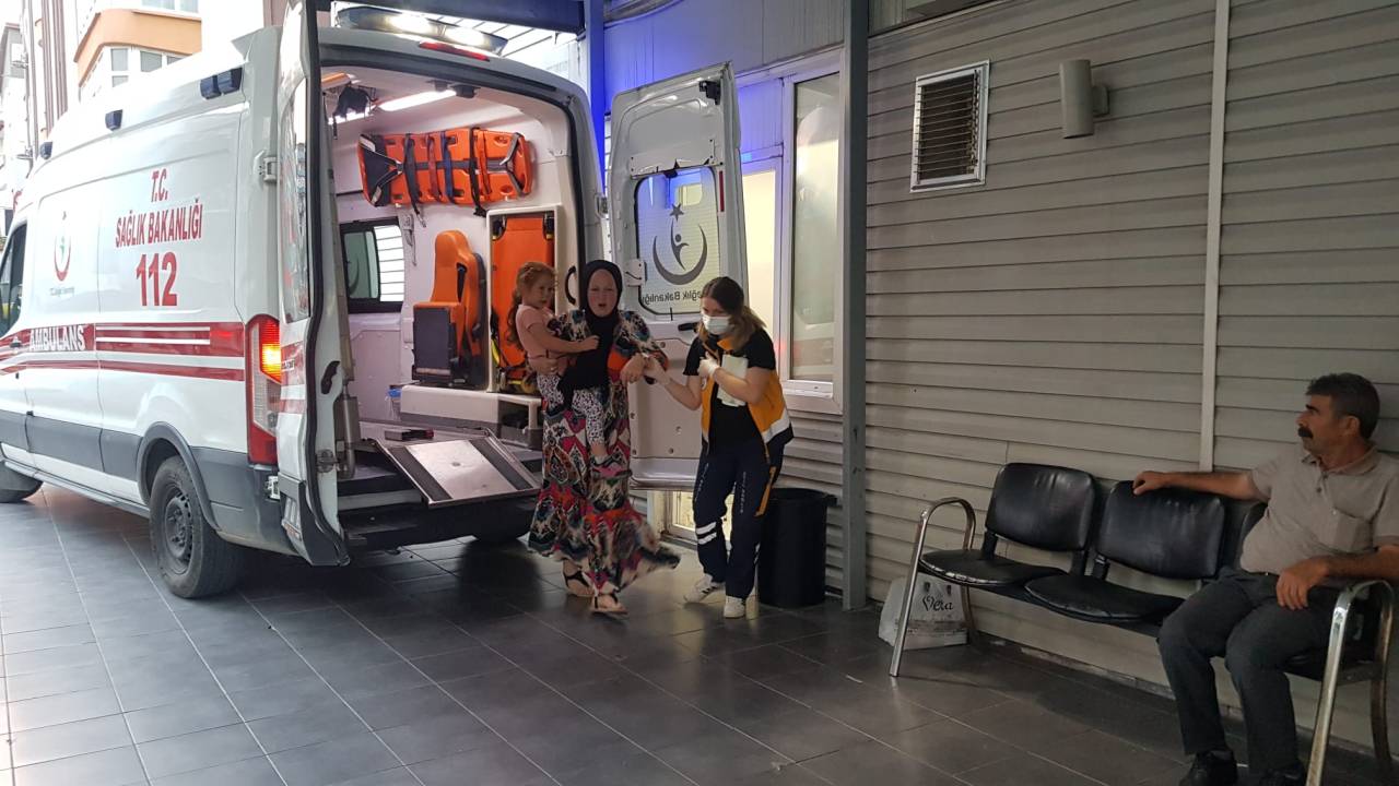 Freni Patlayan Midibüsün Aracına Çarparak Yavaşlamasını Sağladı: 12 Yaralı