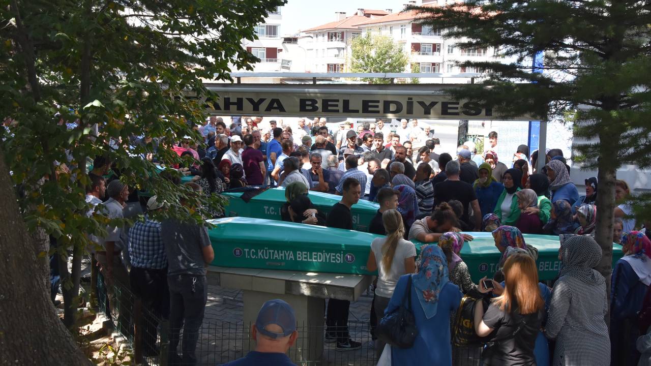 Tır Kazasında Ölen 4 Kişilik Aile, Kütahya’da Toprağa Verildi