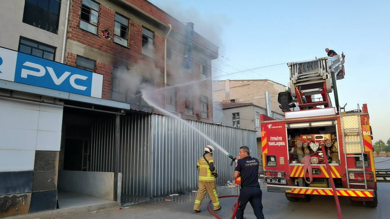 Bursa'da 3 Katlı Mobilya Atölyesinde Çıkan Yangın Korkuttu