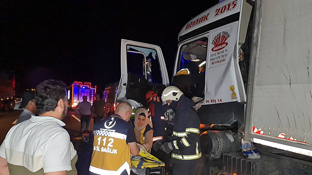 Kazada Sıkışan Tır Sürücüsü, Telefonla Konuşmaya Devam Etti