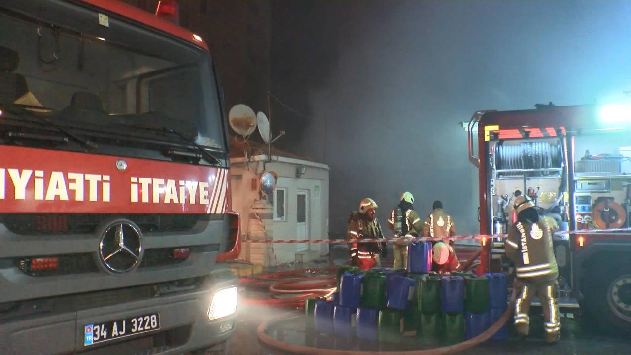 Beylikdüzü’nde Depodaki Yangın 7 Saattir Sürüyor