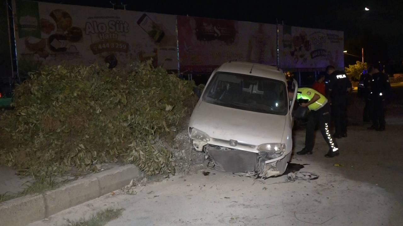 Hafif Ticari Araç Ağaçlara Çarptı, Sürücü Ağır Yaralandı