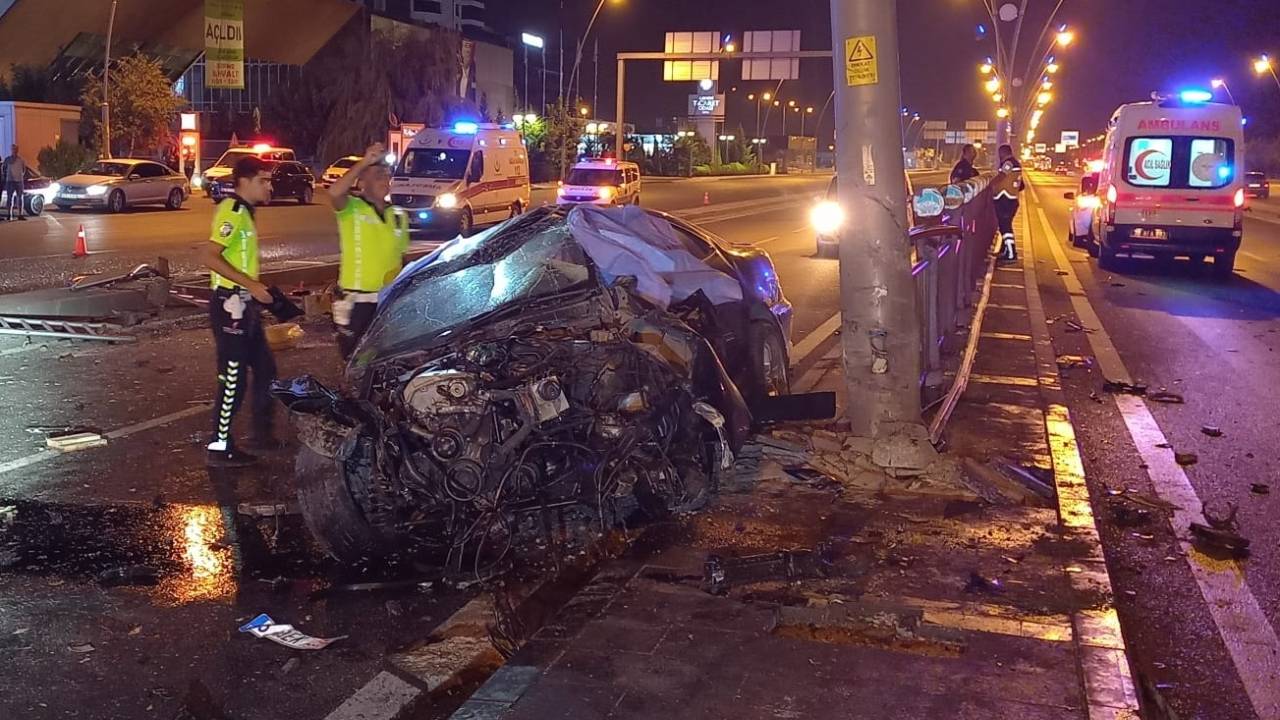 Otomobil Refüjdeki Korkuluklara Çarptı: 2 Ölü, 2 Yaralı