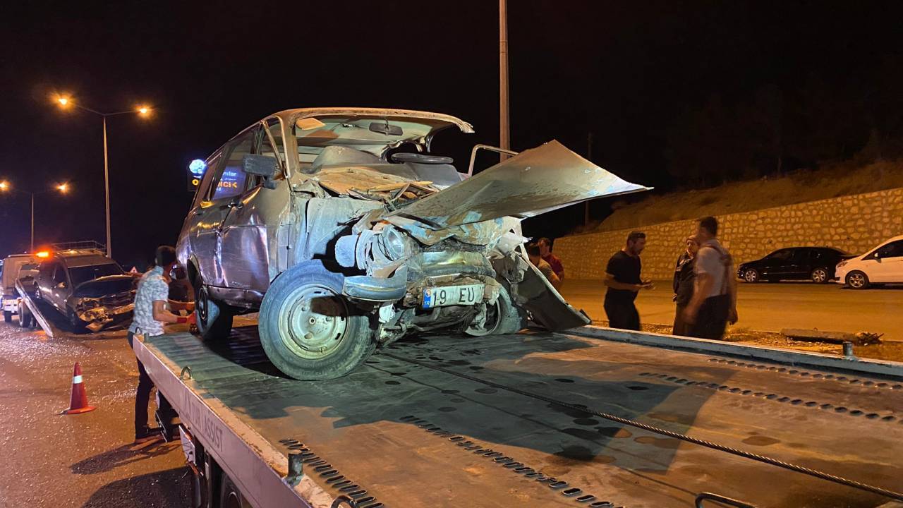 Çorum'da Otomobiller Çarpıştı: 1 Ölü, 4 Yaralı