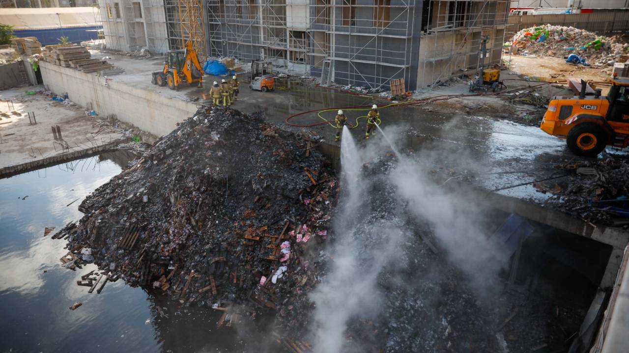 Beylikdüzü'nde Depodaki Yangın 19 Saat Sonra Söndürüldü