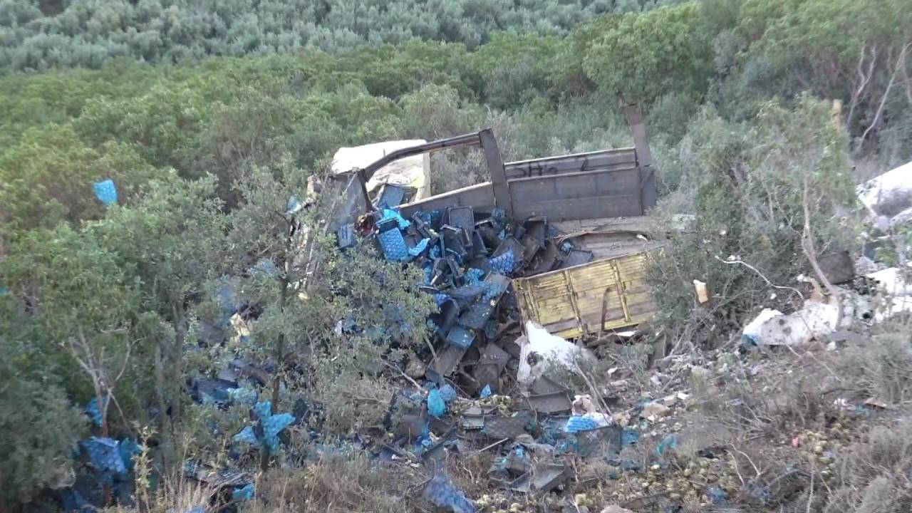 Şarampole Yuvarlanan Kamyonette Sıkışan Sürücüyü, Yangına Giden İtfaiyeciler Kurtardı