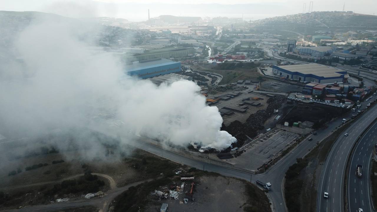 Dilovası, Hurda Deposunda Dünden Beri Süren Yangınla Duman Altında Kaldı
