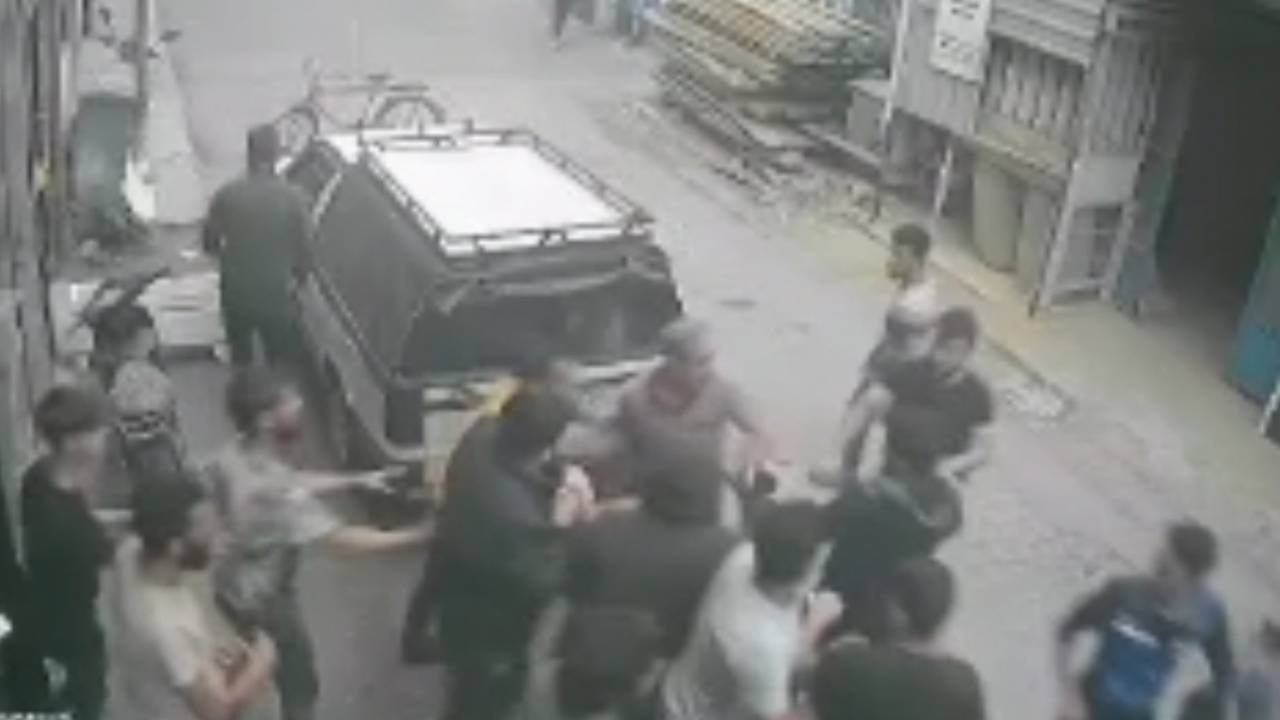 Maaşını Alamadığı İş Yerini 10 Arkadaşıyla Basan Palalı Saldırgan Kamerada; 2 Yaralı
