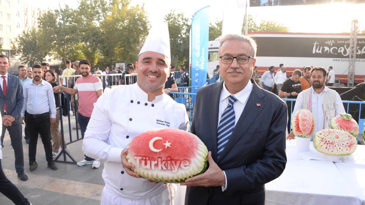 Diyarbakır’da 12’nci Karpuz Festivali’nin Birincisi 51 Kilo 400 Gram Ağırlığındaki Karpuz Oldu