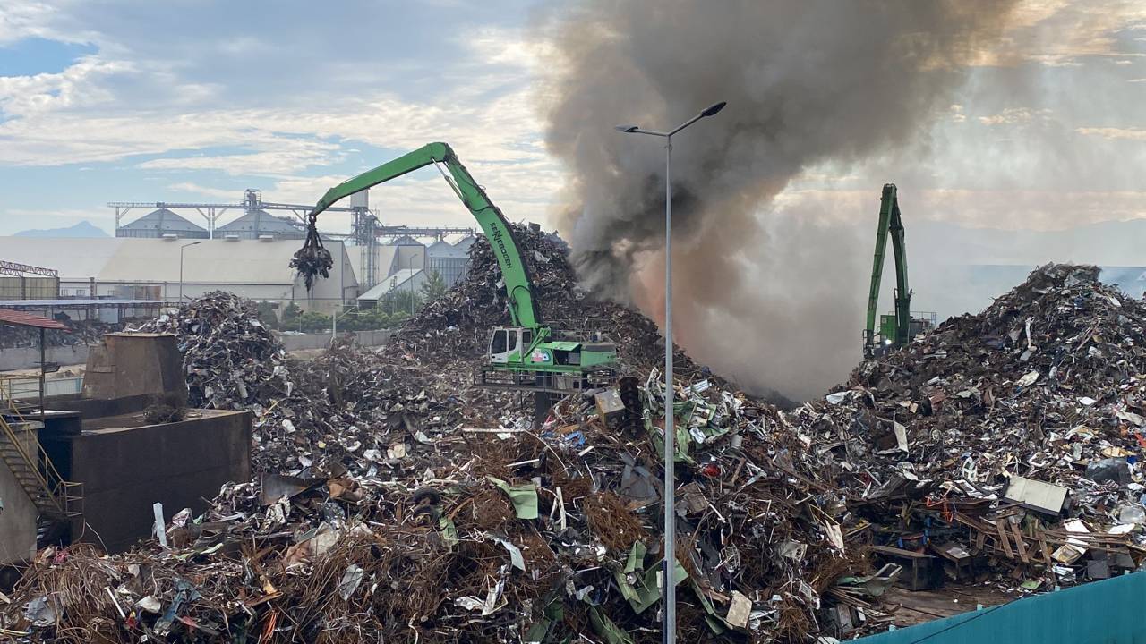 Osmaniye'de, Hurda Geri Dönüşüm Fabrikasında Yangın (1)