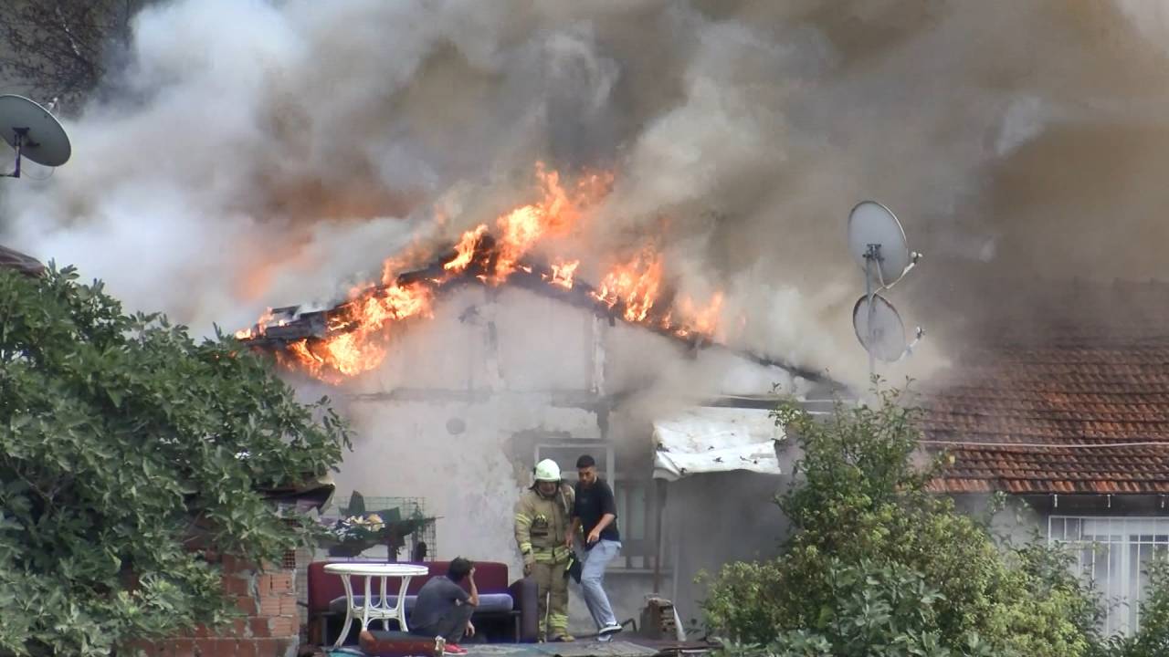 Sarıyer'de Evinin Alev Alev Yanışını Çaresizlik İçinde İzledi