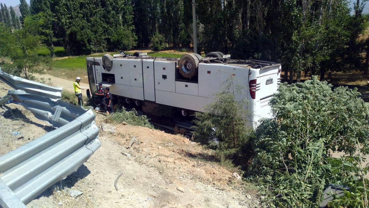 Denizli'de Tur Otobüsü Takla Attı (1)