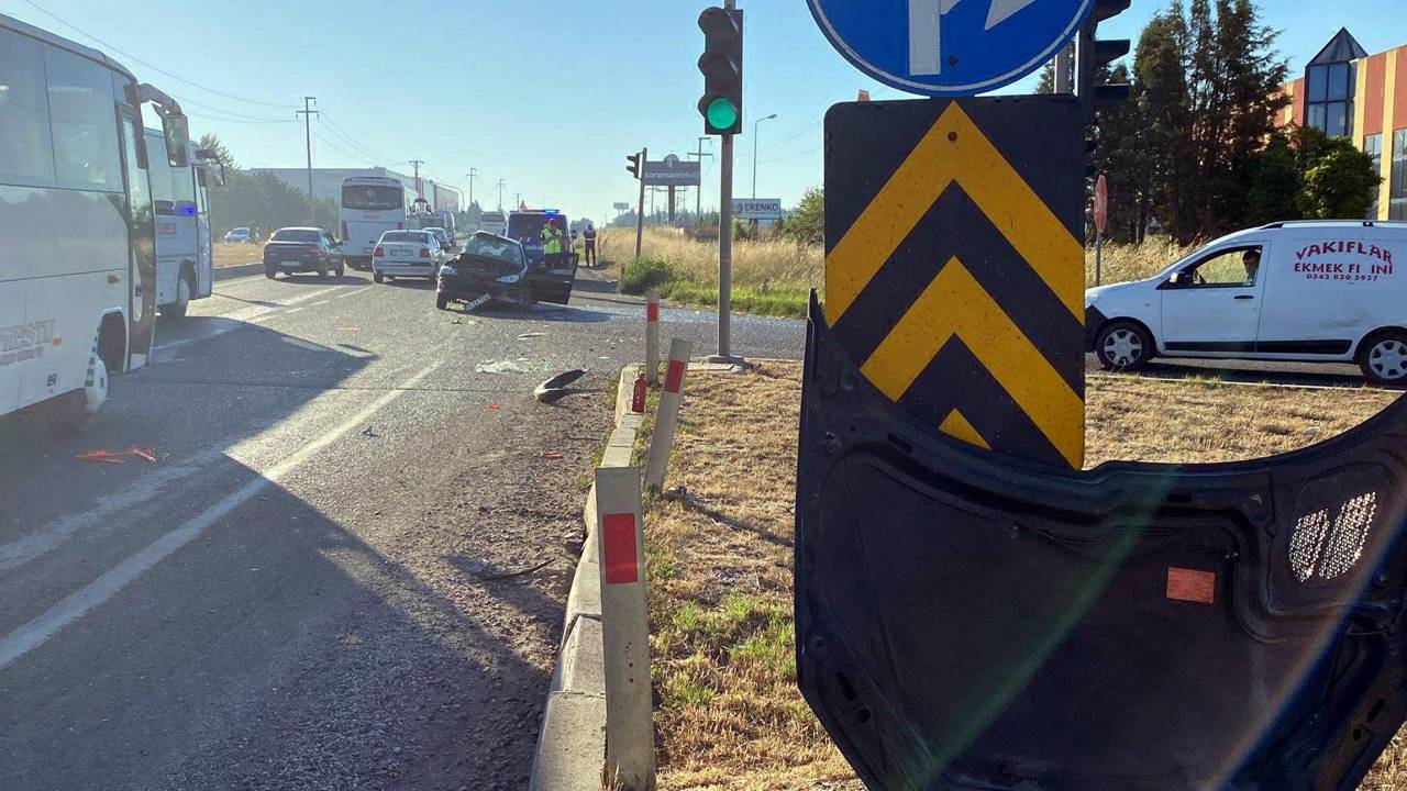 Dinamit Yüklü Kamyonet, Otomobile Çarptı: 1 Yaralı