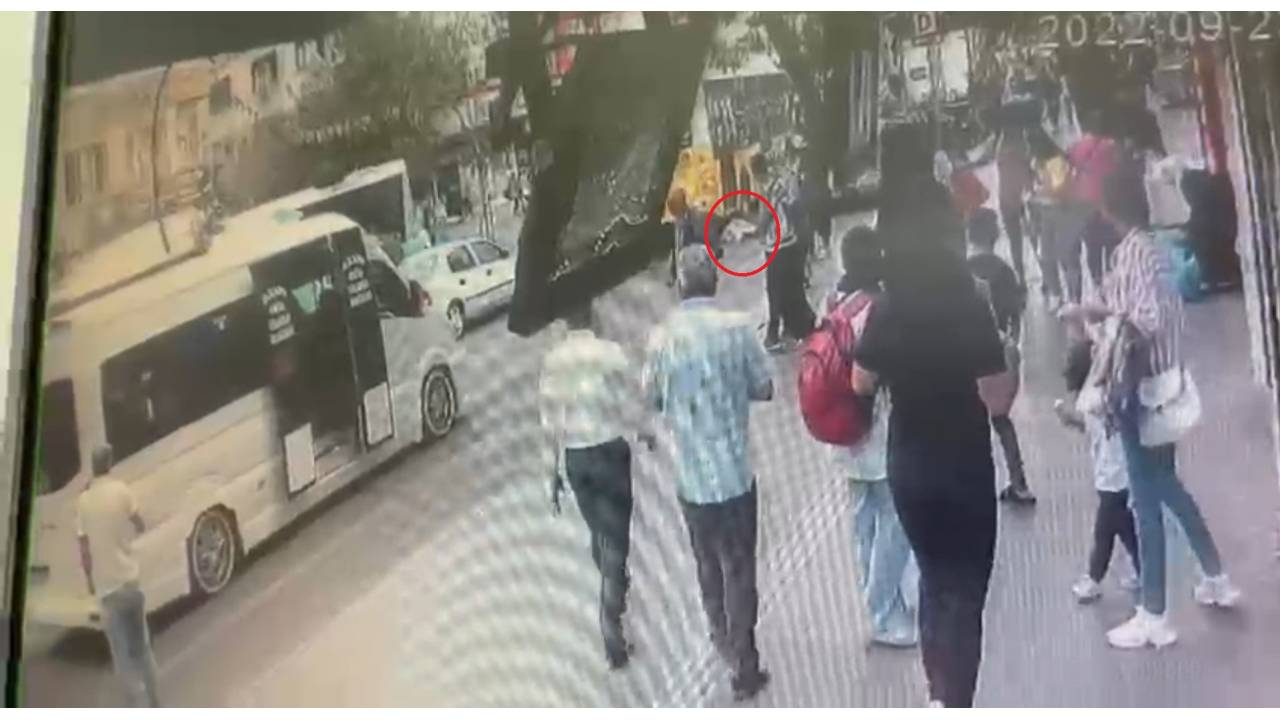 Elbisesi Kapıya Takılan Kadın, Otobüsün Altında Kalıp Öldü; O Anlar Kamerada