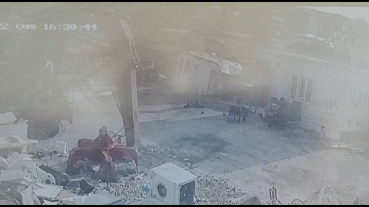 Hurdacıda Kesilmek İstenen Yangın Söndürme Tüpünün Patlaması Kamerada