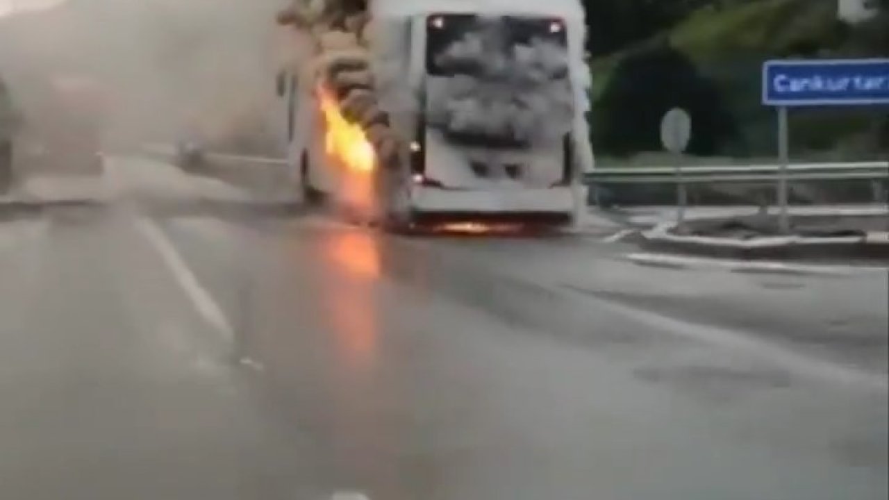 Artvin'de korku dolu anlar! Seyir kalindeki otobüs yandı