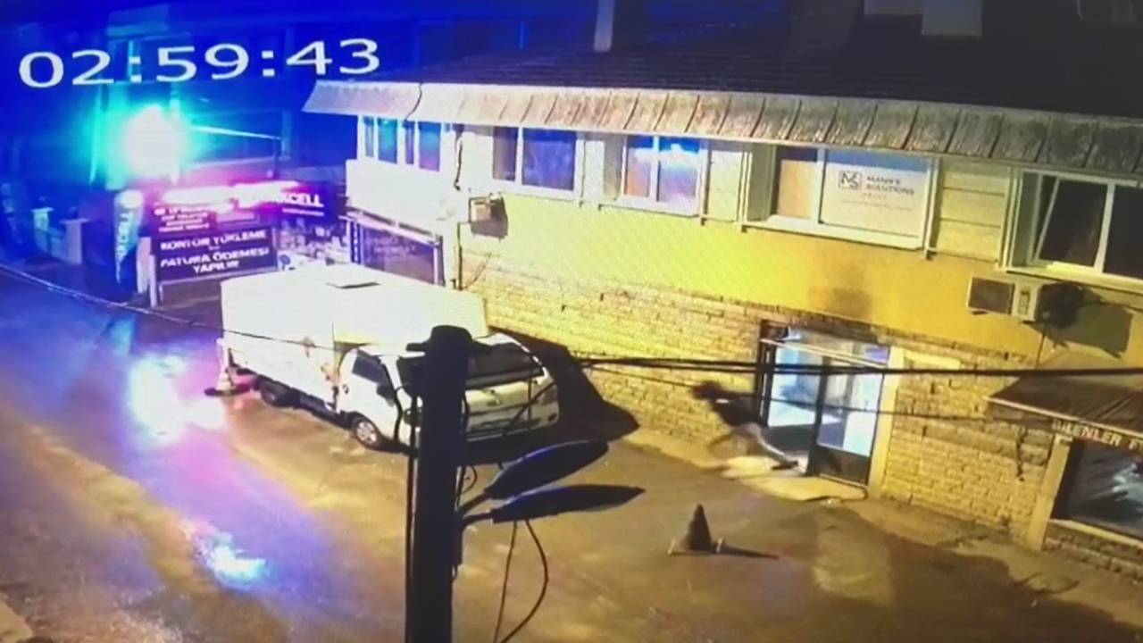 Bakırköy'de Eski Komşusunu Satırla Öldürdü