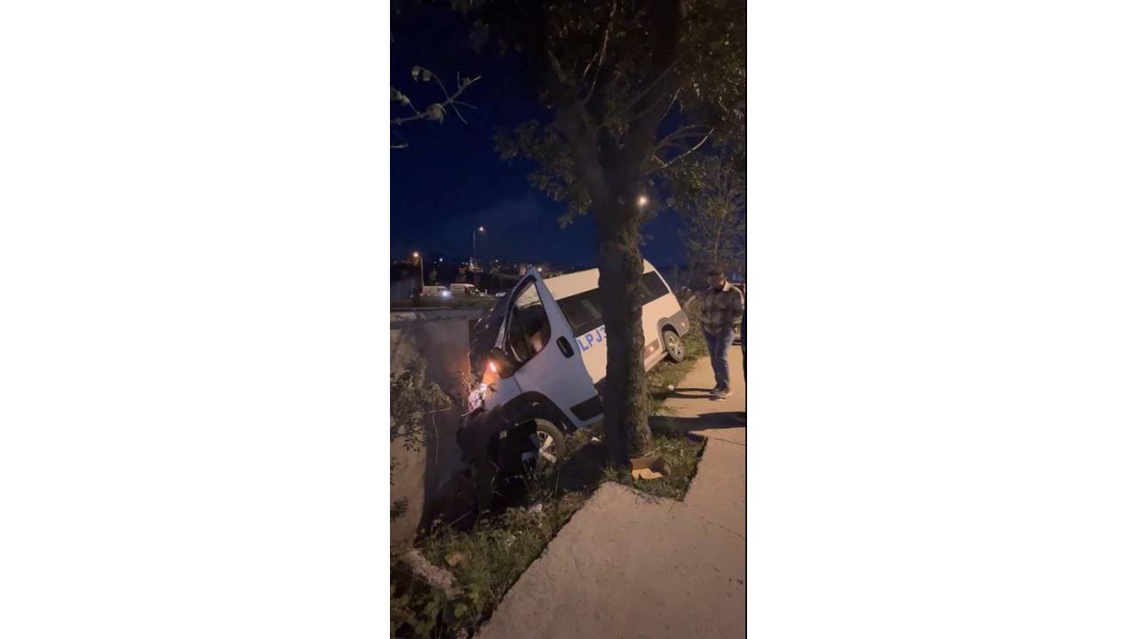 Arnavutköy’de Kaza Yapan Servis Aracı Kaldırımda Yürüyen Öğrenciye Çarptı