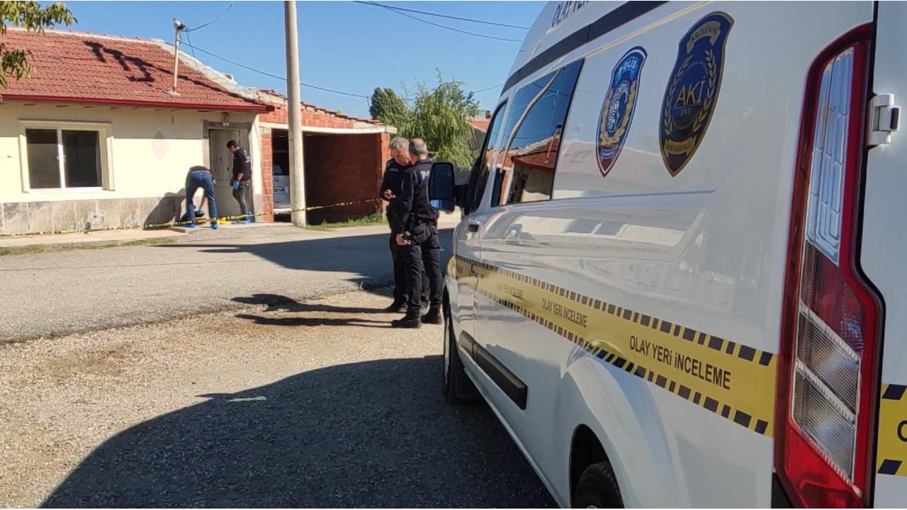 Baba Ve Oğulları, Ev Basıp 2 Akrabalarını Öldürdü