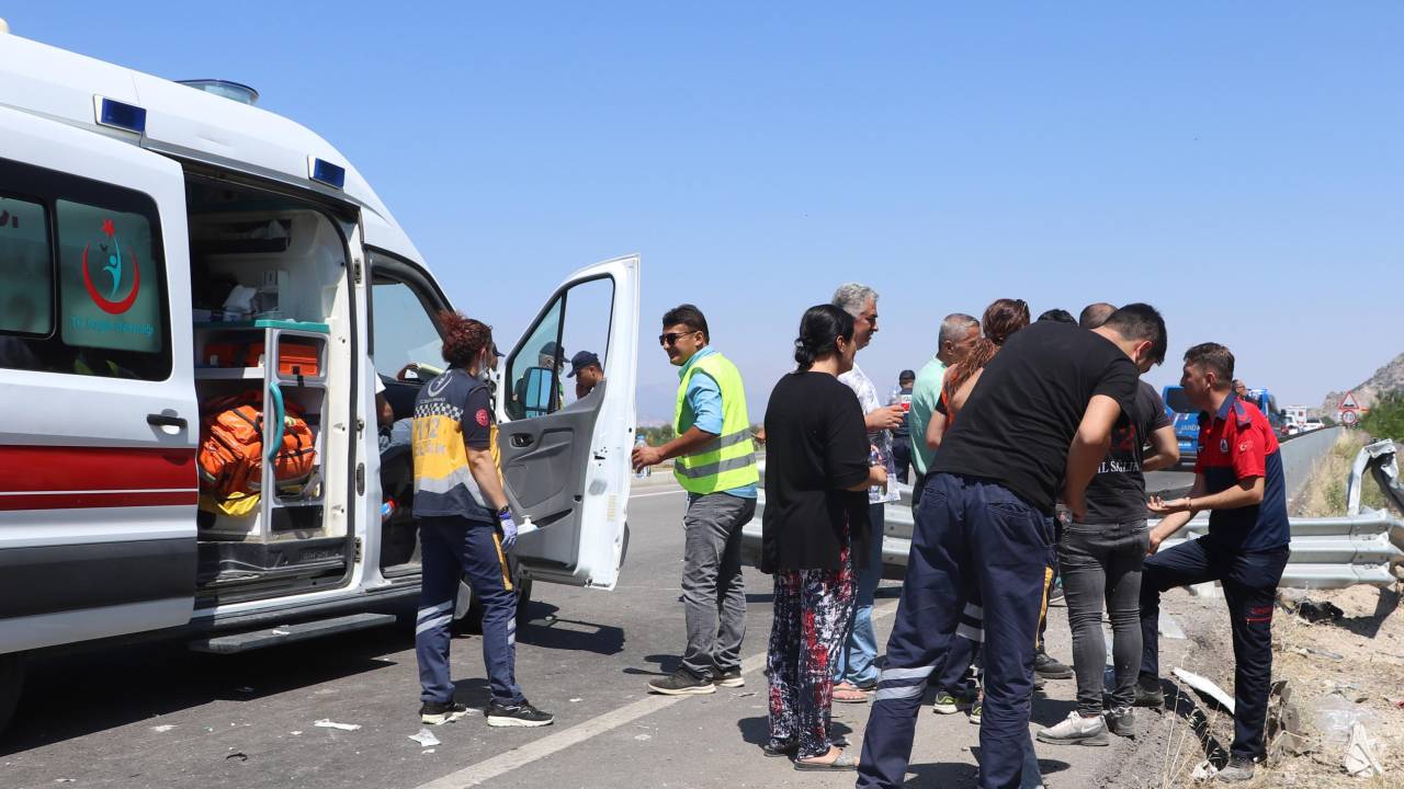 Denizli'de Tur Otobüsü Takla Attı: 41 Yaralı (2)