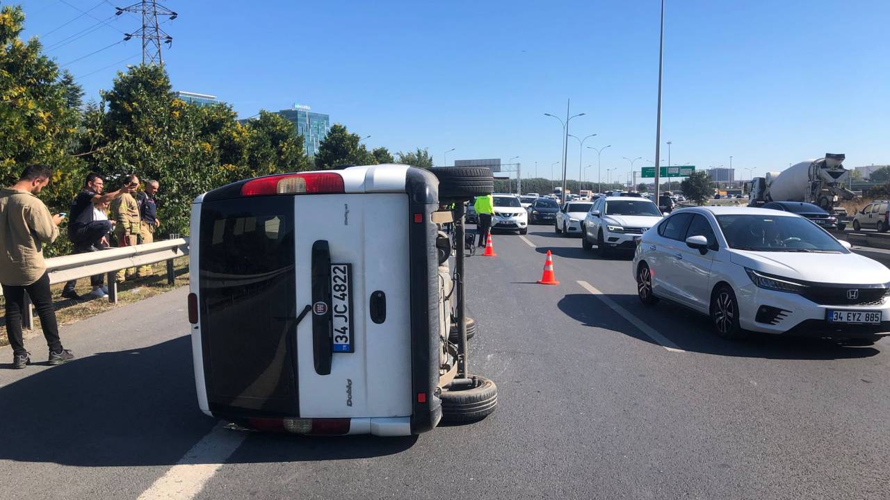 Bahçelievler'de Hafif Ticari Araç Otomobile Çarpıp Yan Yattı: 3 Yaralı