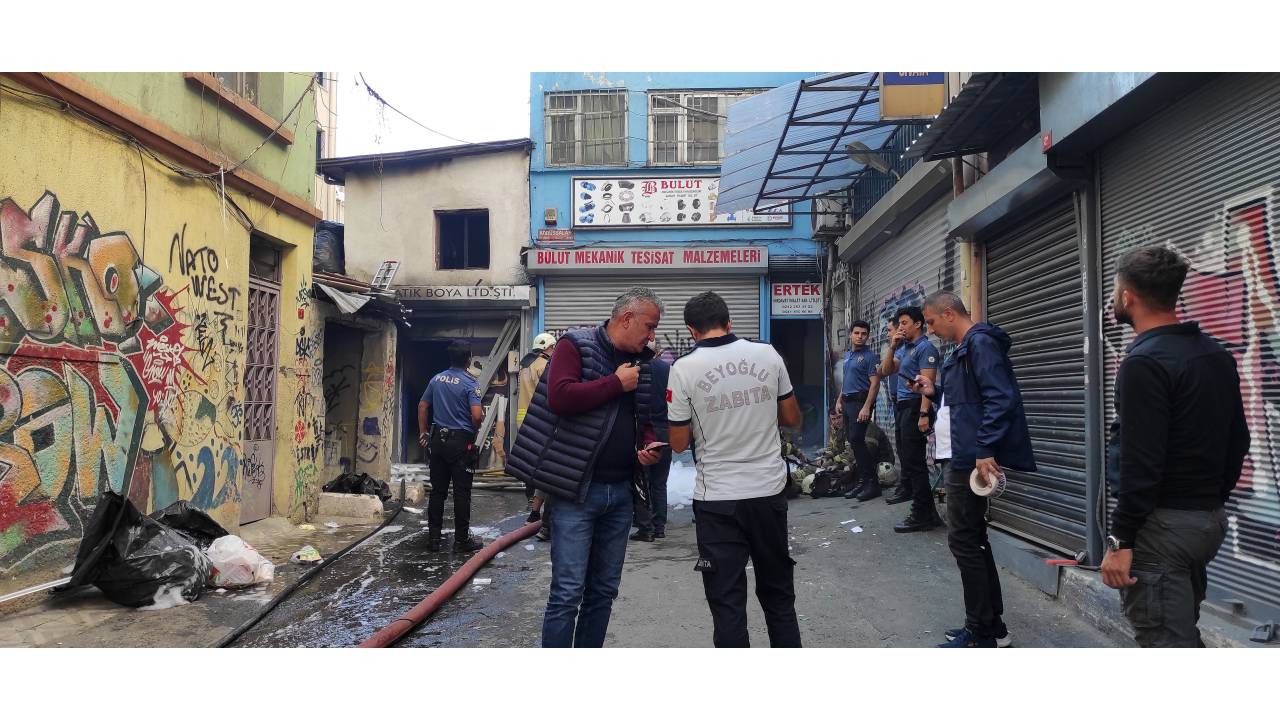 Beyoğlu'nda Boya İmalathanesinde Yangın