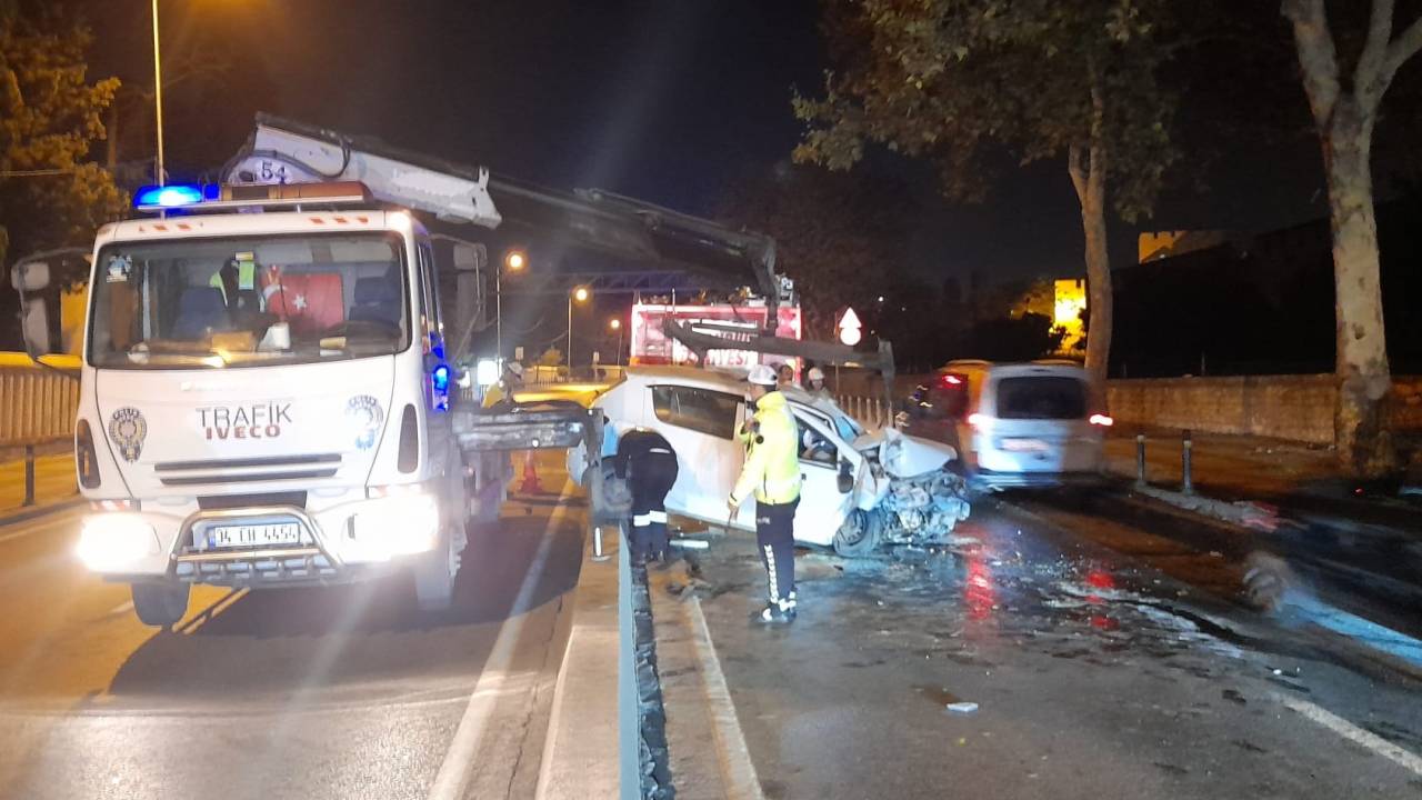 Zeytinburnu'nda Ağaca Çarptıktan Sonra Refüje Çıkan Otomobilin Sürücüsü Yaralandı