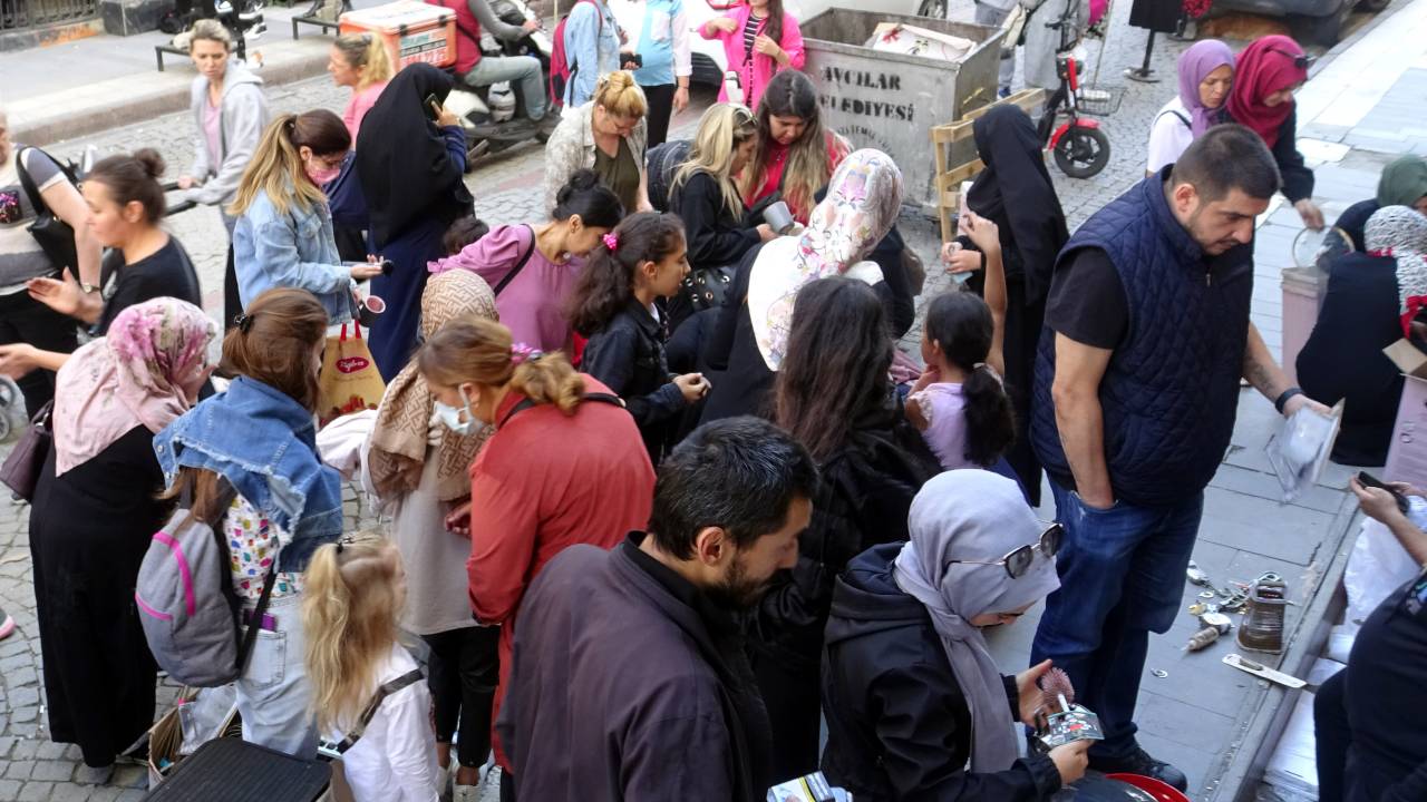 Avcılar'da Yangın Çıkan Züccaciyedeki Ürünler, İndirimle Kapışıldı