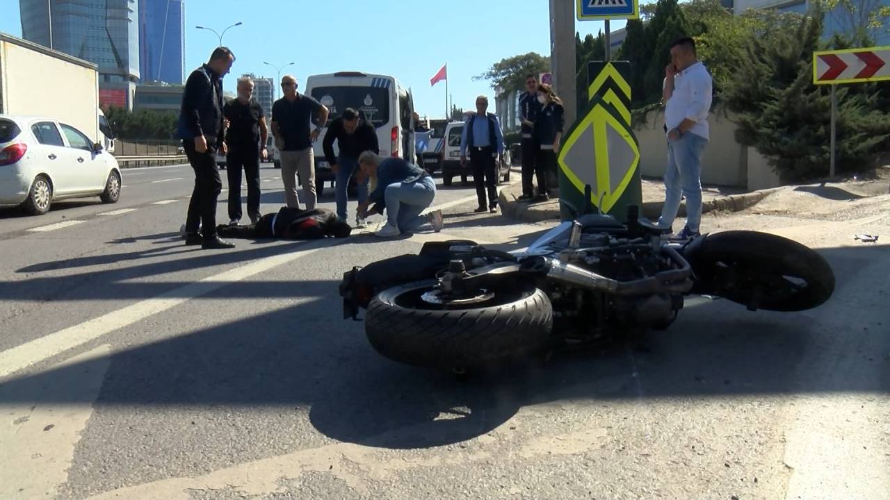 Kartal'da Otomobile Çarpan Motosikletli Yaralandı