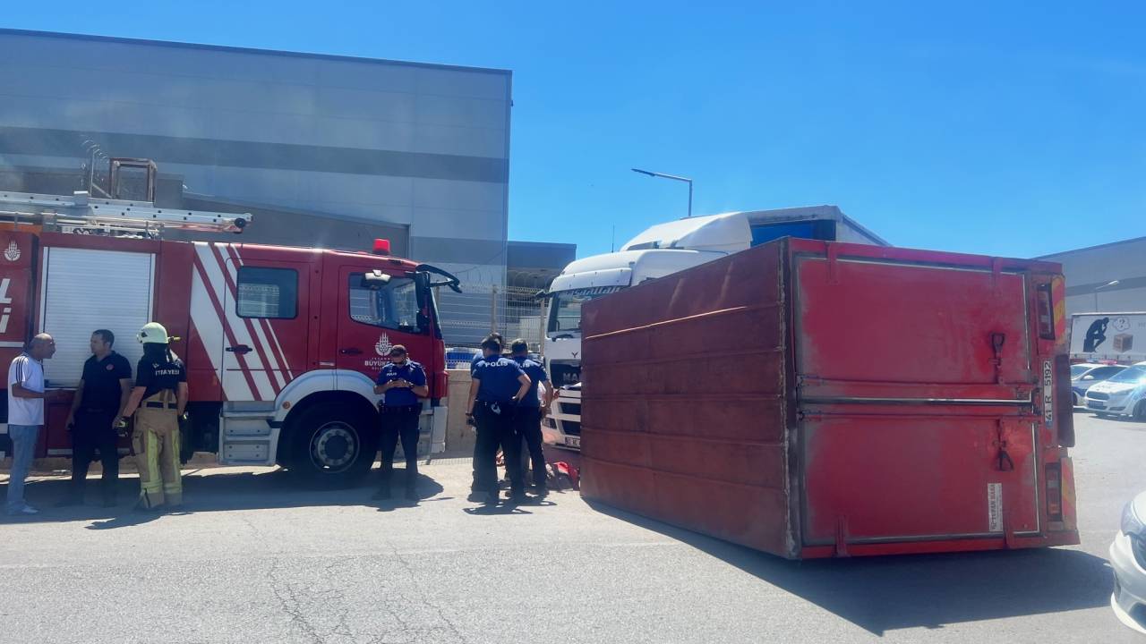 Tuzla'da Beyaz Eşya Yüklü Kamyonet Tır'a Çarptı