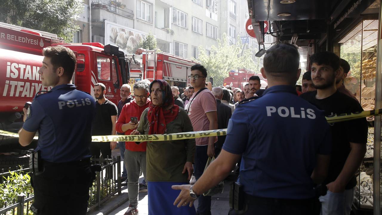 Kağıthane’de Tekstil Atölyesinde Çıkan Yangında Mahsur Kalanları İtfaiye Kurtardı