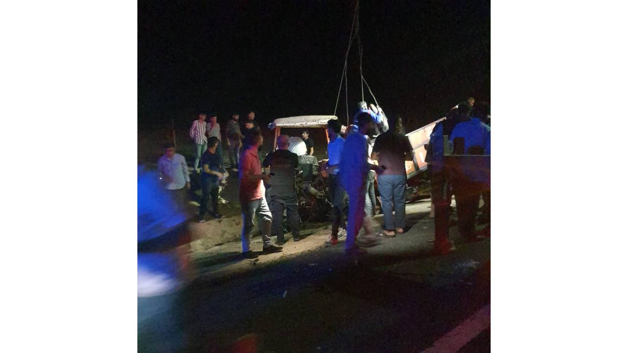 Diyarbakır'da Kamyon İle Traktör Çarpıştı: 1 Ölü, 5 Yaralı