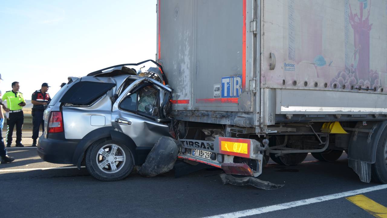 Lastiği Patlayan Cip, Tır'a Arkadan Çarptı: 1 Ölü, 2 Yaralı