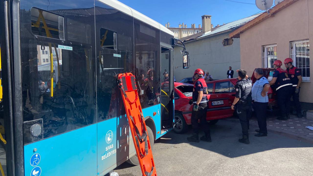 Sürücüsü Kalp Krizi Geçiren Halk Otobüsü 4 Araç İle Büfeye Çarptı: 7 Yaralı