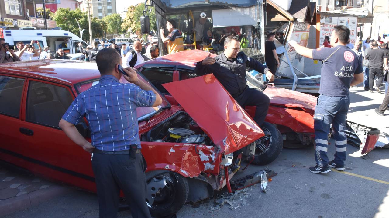 Sürücüsü Kalp Krizi Geçiren Halk Otobüsü, 4 Araç İle Büfeye Çarptı: 7 Yaralı (2)
