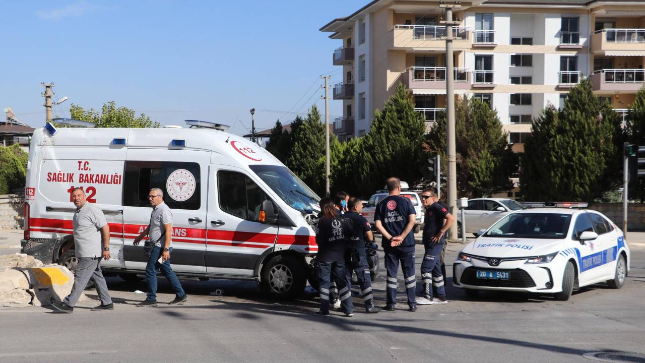 Hasta Taşıyan Ambulans İle Ticari Araç Çarpıştı; 5 Yaralı