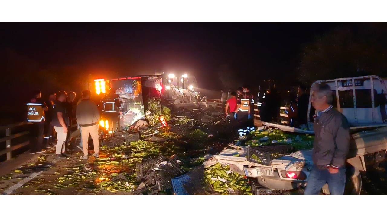 Bursa'da Mevsimlik Tarım İşçilerini Taşıyan Kamyonet İle Kamyon Çarpıştı: 1 Ölü, 5 Yaralı