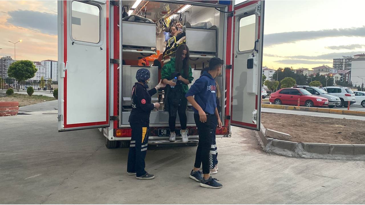 Yurtta Çıkan Yangında 11 Öğrenci Dumandan Etkilendi