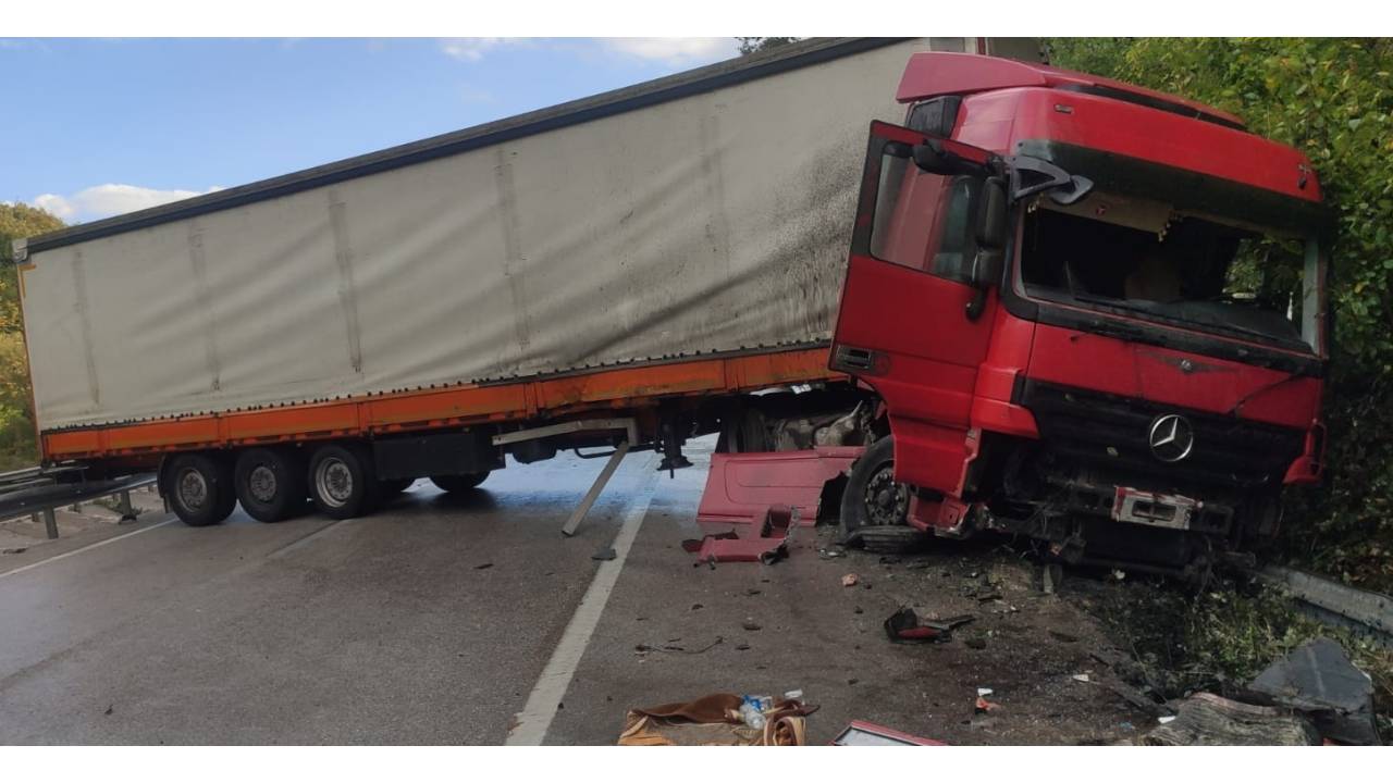 Bariyerlere Çarpan Tır'ın Sürücüsü Yaralandı; Bursa- Ankara Karayolu Trafiğe Kapandı